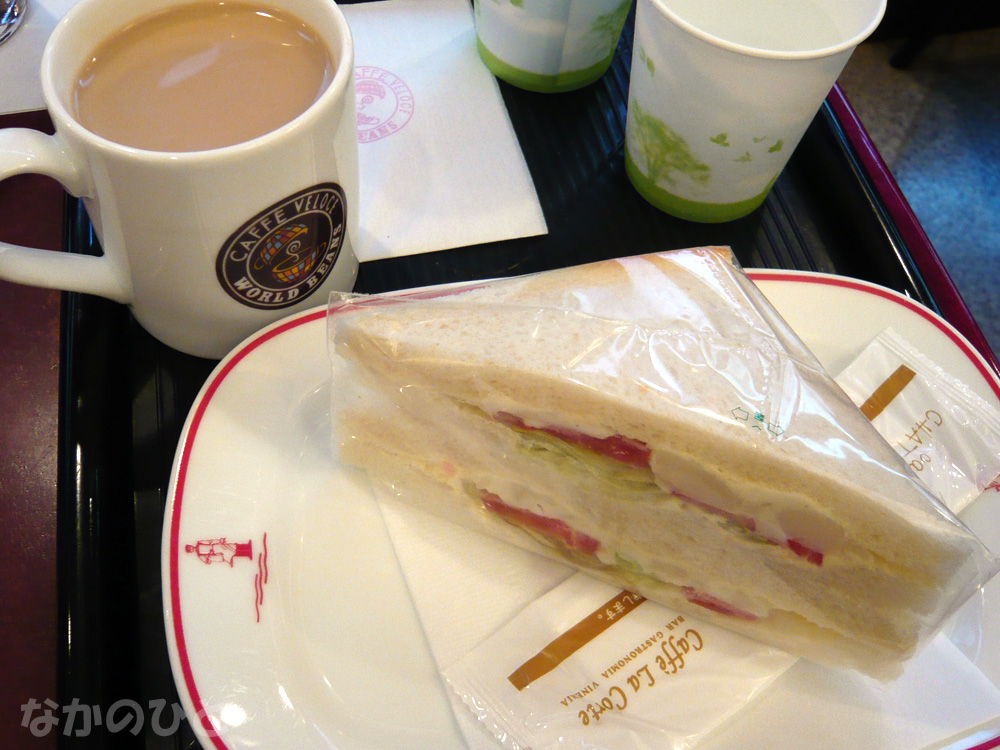 カフェベローチェ中野店のカフェオーレとポテト野菜サンド