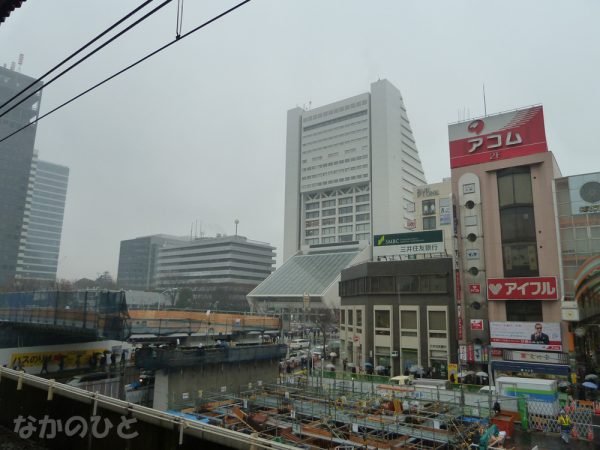 橋が架かり、風景が変わった中野駅北口