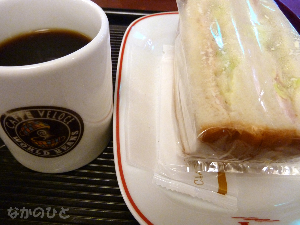 CAFFE VELOCE中野店のブレンドコーヒーとミックスサンド