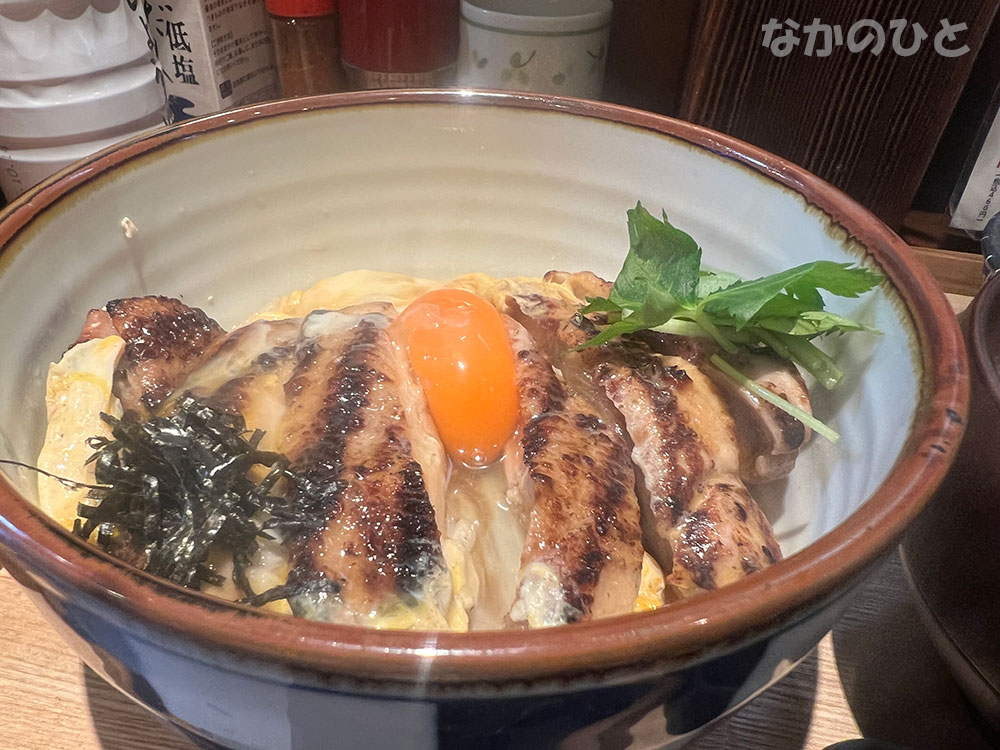 ４代目鎌倉酒店北口店の、炭焼き鶏もも親子丼