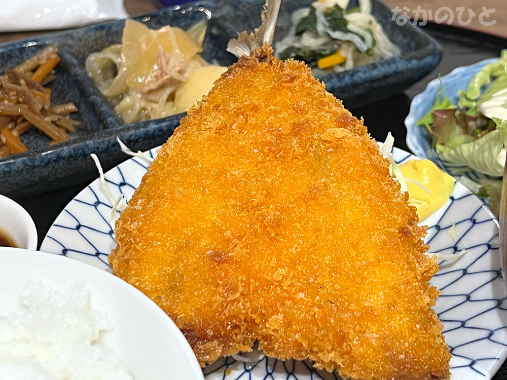 呑み食いどころ桃園食堂本丸のアジフライ