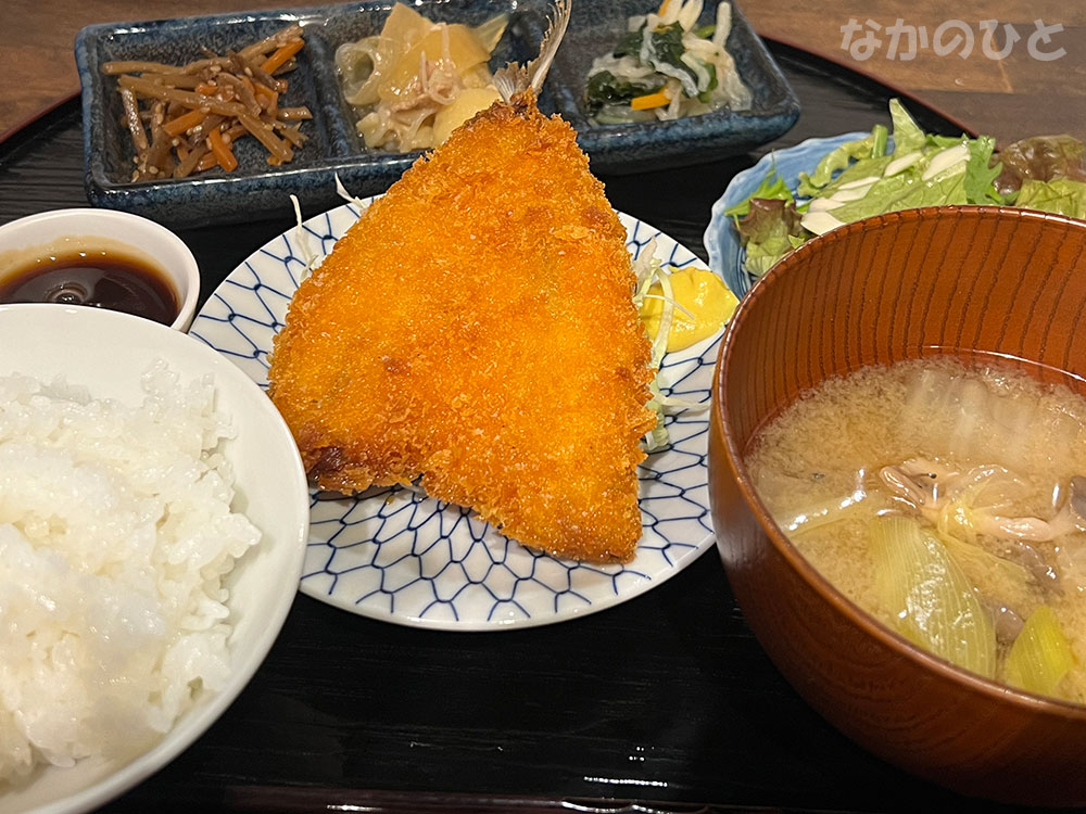 呑み食いどころ桃園食堂本丸のアジフライ定食